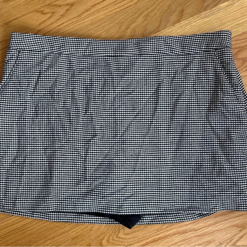 Abercrombie & Fitch houndstooth skort